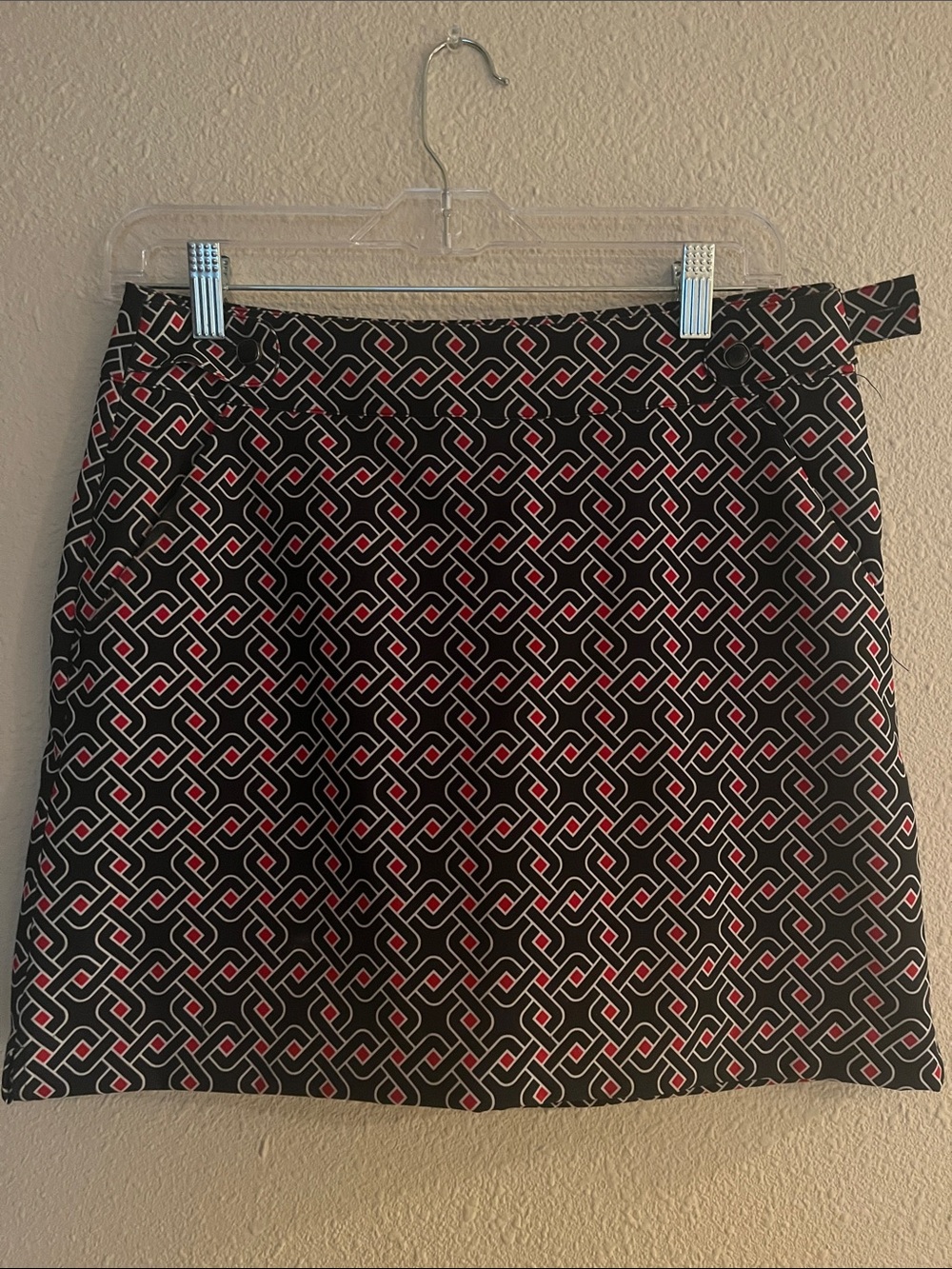 EP women’s golf skirt. Black backround with geometric red and white